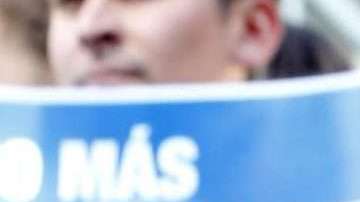 Activistas protestan por la separación de familias inmigrantes.