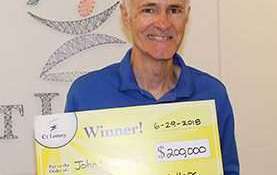 John Smedick con su doble premio de lotería.