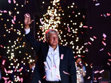 AMLO cerró su campaña con un acto masivo en el Estadio Azteca.