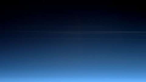 La nubes noctilucentes se forman a una altura aproximada de 80 km y pueden ser observadas solamente en las noches de verano.