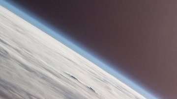 En el afelio la Tierra se encuentra cinco millones de km más lejos del Sol.