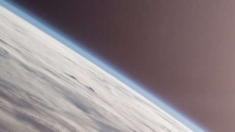 En el afelio la Tierra se encuentra cinco millones de km más lejos del Sol.