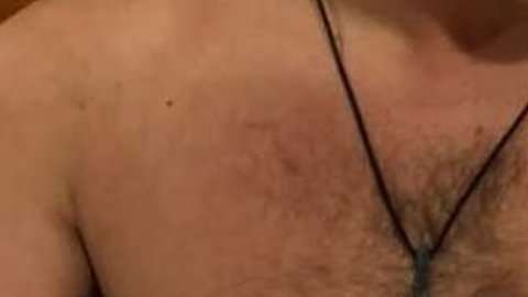 Maxamillian Neubauer se vio impulsado a hacer algo inesperado: "amamantar" a su hija.