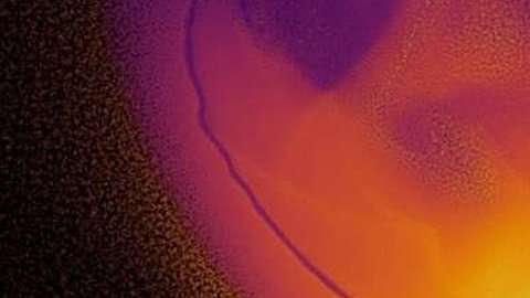 Urano gira de lado, con su eje apuntando casi perpendicularmente al resto de los planetas del Sistema Solar.