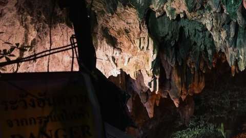 Gran parte de los esfuerzos de rescate se centran en drenar el agua de la cueva.