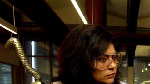 La profesora Veena Sahajwalla en su "mina" electrónica.