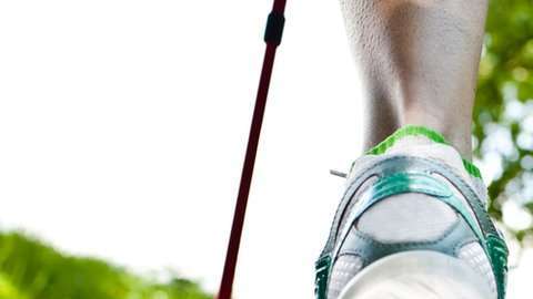 La marcha nórdica requiere de una técnica adecuada. Es mucho más que caminar agarrando un bastón.