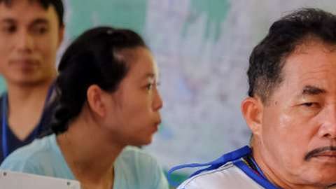 El ánimo ha cambiado en el campamento ubicado en la entrada de la cueva.