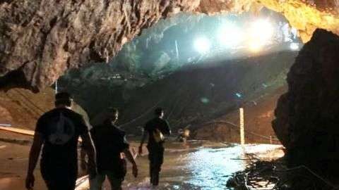 Rescatistas entrando en la cueva