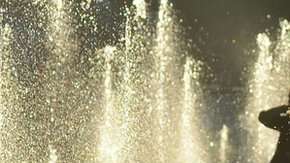 Niños juegan con agua para combatir el calor en Montreal.