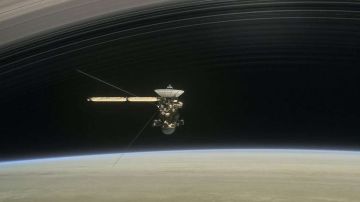 La sonda Cassini captó ondas de plasma entre Saturno y su satélite Encélado.