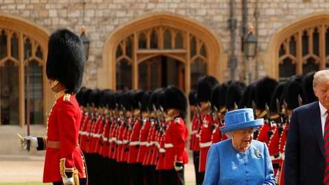 Trump y la reina de Inglaterra.