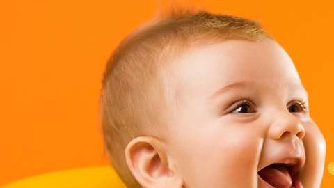 No es recomendable dar de comer demasiado a un recién nacido.