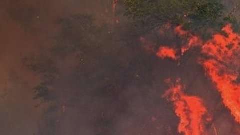 Los fuertes vientos están aconvirtiendo las llamas en "un tornado de fuego".