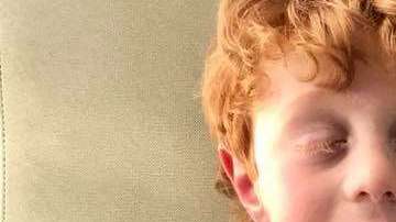 Mickey con su hermanito pequeño.