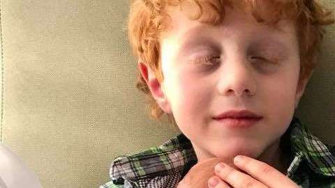 Mickey con su hermanito pequeño.