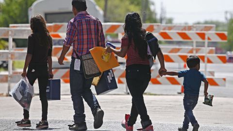 Familias migrantes son procesadas en la Estación Central de Autobuses en McAllen.