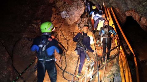 Personal del ejército tailandés en las operaciones de rescate,