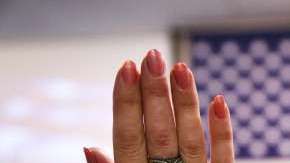 El gobierno argumenta que la mujer mintió al no divulgar sobre el caso en su solicitud de naturalización