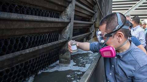 Un funcionario recoge una muestra en un edificio de El Bronx.