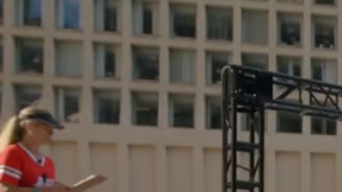 El IceDerby en Chicago, carrera de autos hechos con refrigeradores reciclados en la que participan chicas adolescentes de escuelas de Chicago. La competencia es organizada por ComEd.