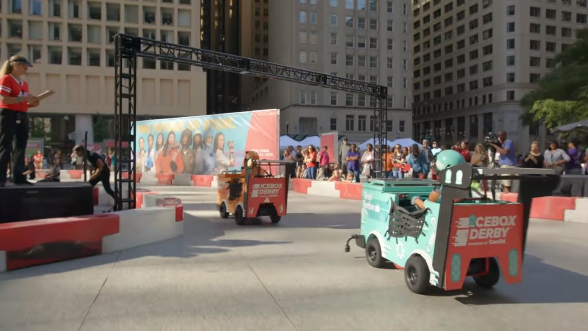 El IceDerby en Chicago, carrera de autos hechos con refrigeradores reciclados en la que participan chicas adolescentes de escuelas de Chicago. La competencia es organizada por ComEd.