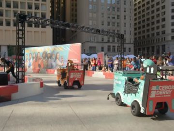 El IceDerby en Chicago, carrera de autos hechos con refrigeradores reciclados en la que participan chicas adolescentes de escuelas de Chicago. La competencia es organizada por ComEd.