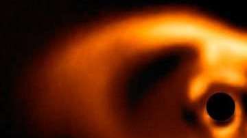 El nuevo planeta es el punto brillante que se ve al centro de la imagen.