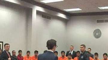 Los acusados tiene que responder al unísono para agilizar el trámite