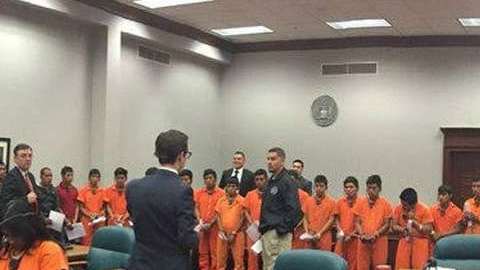 Los acusados tiene que responder al unísono para agilizar el trámite