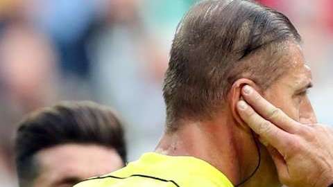El árbitro argentino Nestor Pitana aplicando el VAR (video assistant referee) durante la Copa Confederaciones 2017 en Rusia.