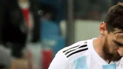 Lionel Messi en la cancha de Nizhny Novgorod tras la derrota ante Croacia. EFE/EPA/VASSIL DONEV