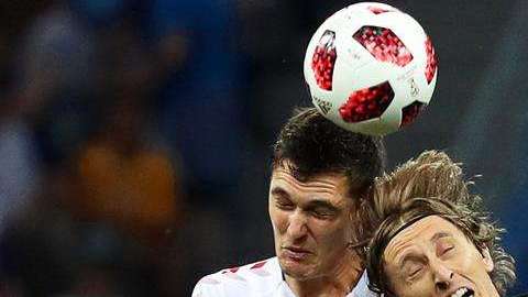 Luka Modric disputa una pelota  Andreas Christensen. EFE