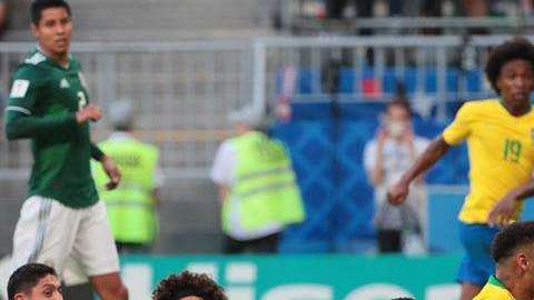 Neymar anota el primer gol del partido. EFE