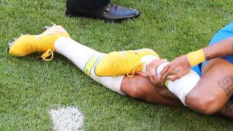 Neymar ha sido criticado por sus constantes caídas