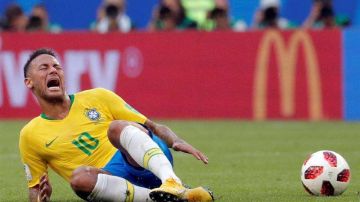 En el Mundial Neymar pasó muchos minutos tirado en el césped.