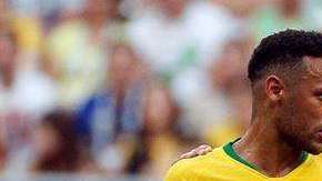 Neymar y Guardado tuvieron un duelo de palabras.  EFE