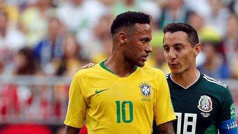 Neymar y Guardado tuvieron un duelo de palabras.  EFE