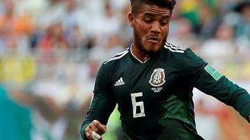 Jonathan dos Santos contra Coutinho. EFE