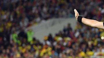 Mark Geiger en el partido de Colombia e Inglaterra. EFE