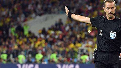 Mark Geiger en el partido de Colombia e Inglaterra. EFE