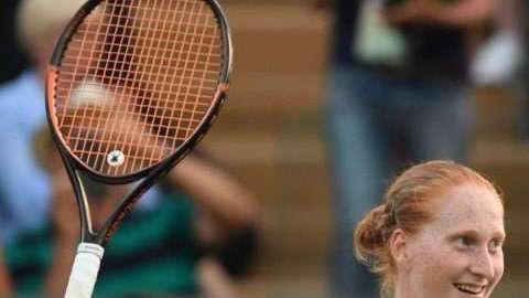 Alison Van Uytvanck celebra su victoria sobre Garbiñe Muguruza en Wimbledon. (Foto: EFE/Gerry Penny)