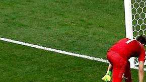 Fernando Muslera, portero de Uruguay, metió el esférico en su propia meta al trata de atajar un disparo de Griezmann