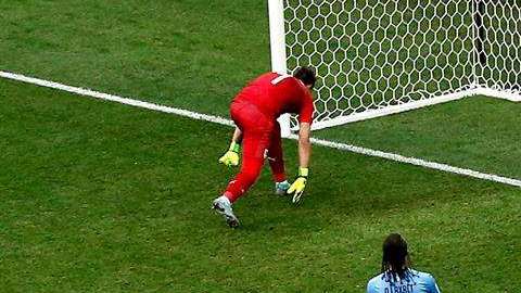 Fernando Muslera, portero de Uruguay, metió el esférico en su propia meta al trata de atajar un disparo de Griezmann