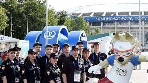 La figura de Zabivaka afuera del estadio Luzhniki estuvo más cuidada que la de San Petersburgo (Foto: EFE/EPA/FACUNDO ARRIZABALAGA)