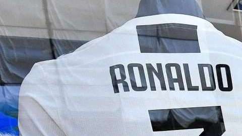 Cristiano Ronaldo aún no llega a Turín pero ya es toda una revolución. El siete lo espera... (Foto: EFE/ Alessandro Di Marco)