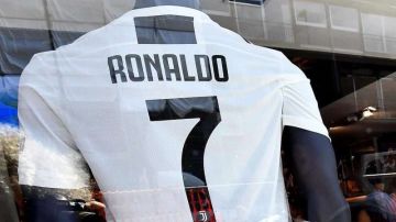 Cristiano Ronaldo aún no llega a Turín pero ya es toda una revolución. El siete lo espera... (Foto: EFE/ Alessandro Di Marco)