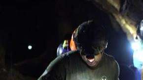 Un menor es trasladado en camilla hacia el interior de la cueva en Tailandia.