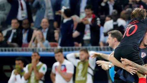 Mario Mandzukic celebra el gol del triunfo 2-1 de Croacia sobre Inglaterra