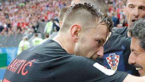 El fotógrafo salvadoreño Yuri Cortez se hizo famoso cuando los jugadores croatas se le fueron encima y le dieron hasta besos